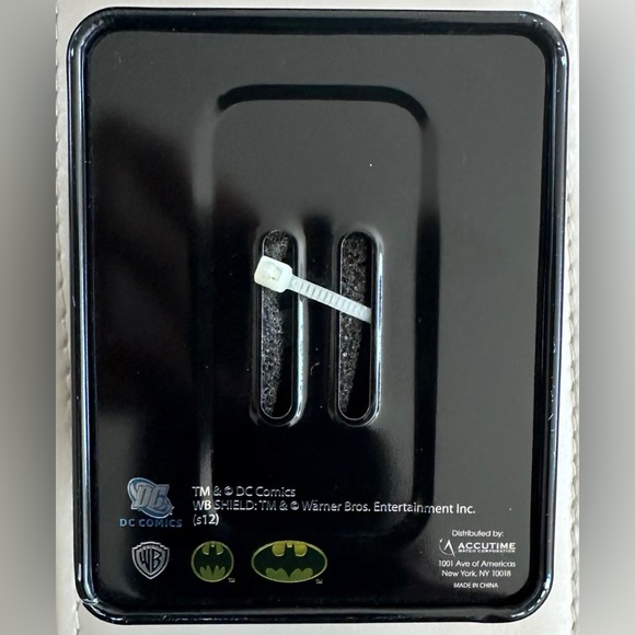 TM & DC Comics Shield Warner Bros. Entertainment INC Batman Watch ~New~ - Picture 5 of 14